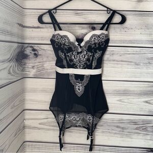 Victorias Secret Black & White Lace Push Up Bustier Lingerie Size 32B